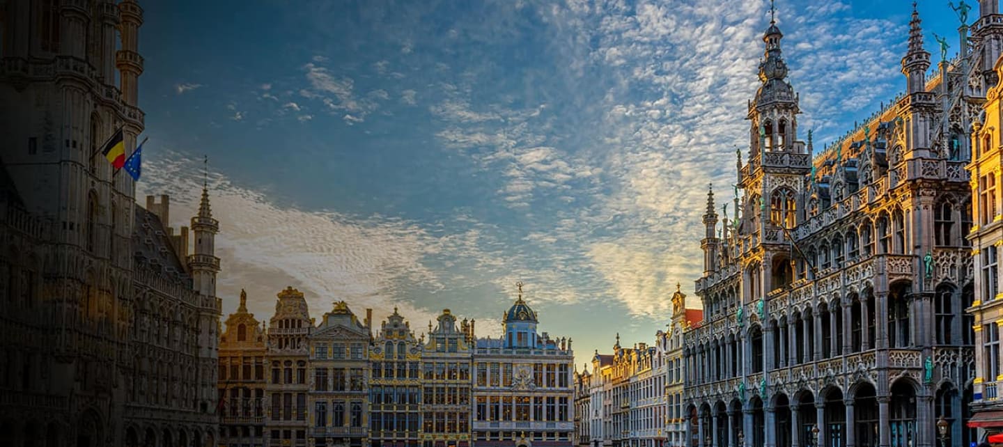 Gotisch gebouw met EU-vlag