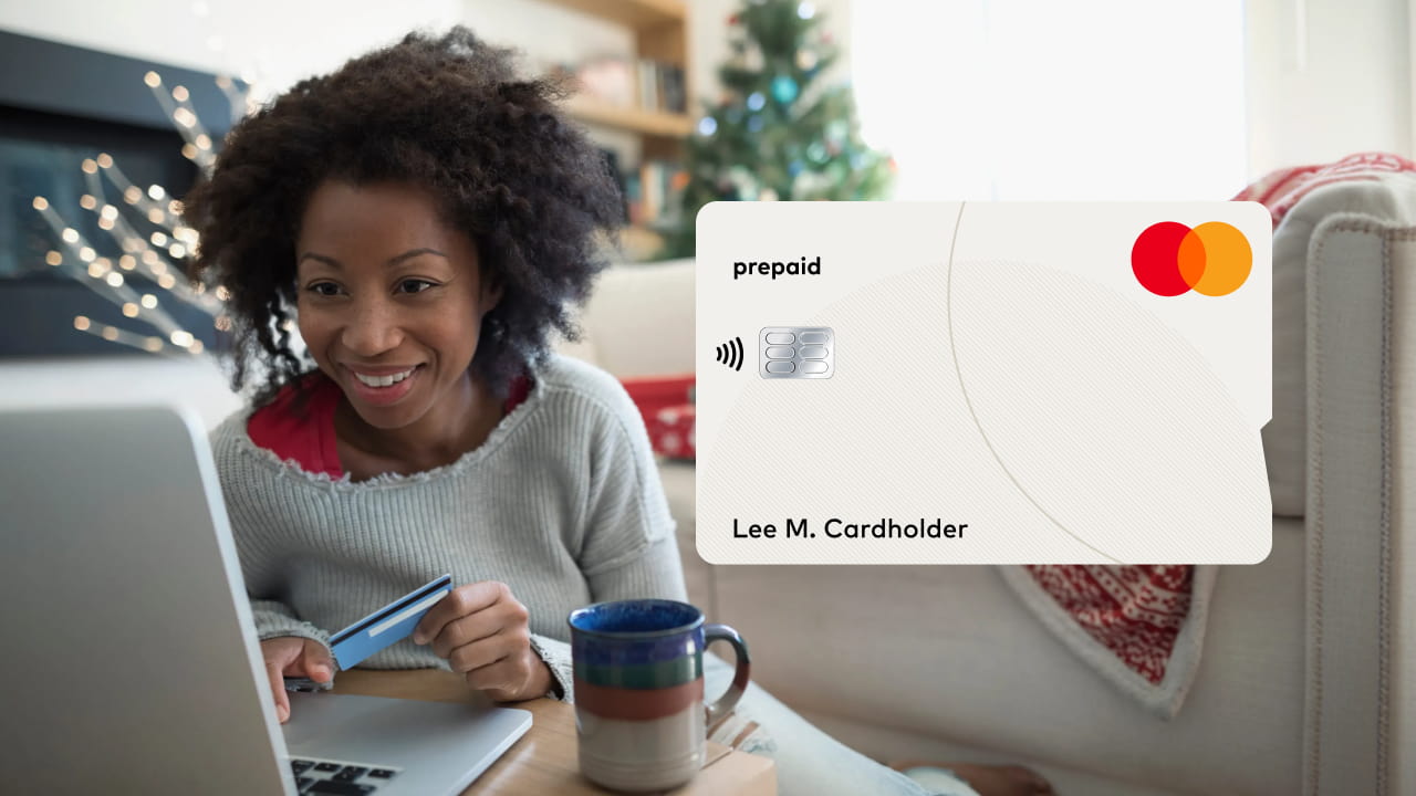 امرأة تدفع باستخدام بطاقة قابلة لإعادة الشحن