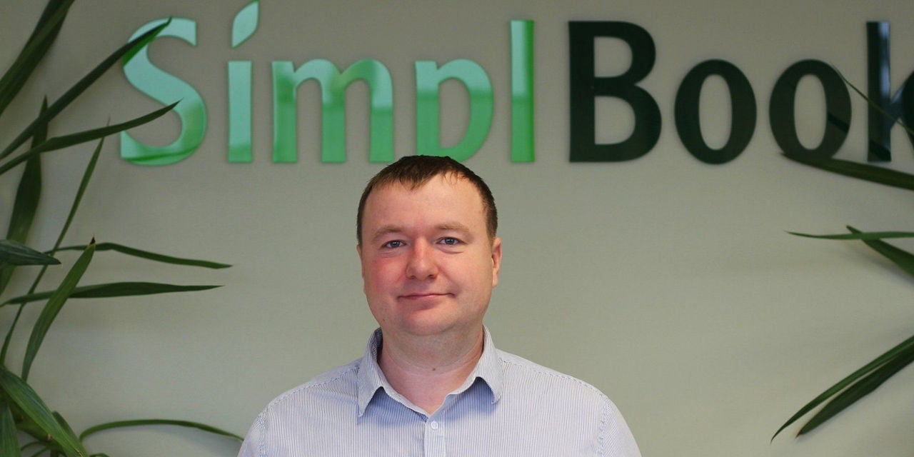 CEO blickt in die Kamera