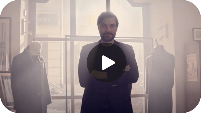 muž v obleku se zkříženýma rukama