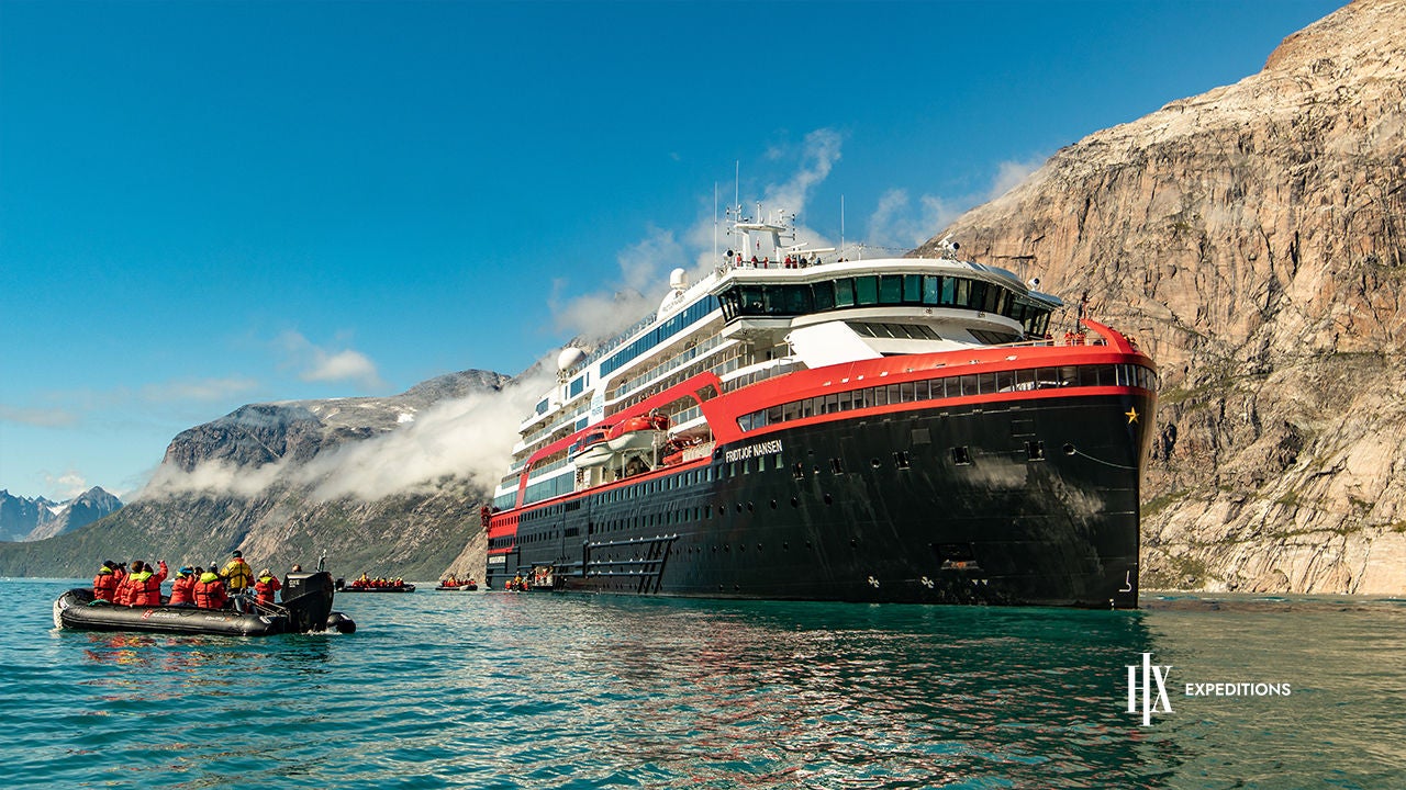 nave da crociera con passeggeri su gommone per avventura