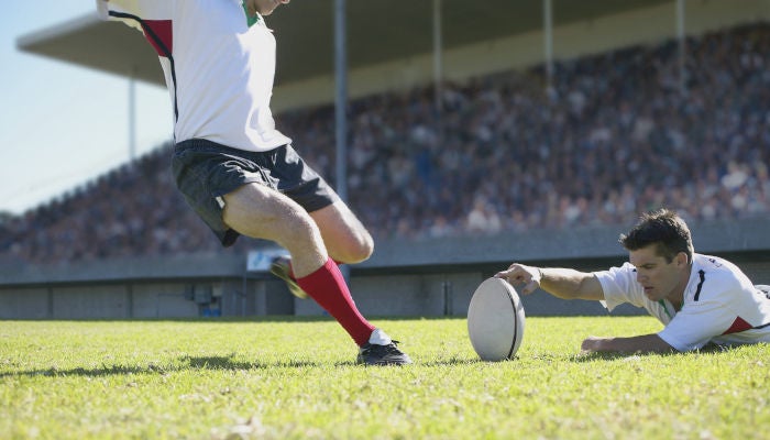 Rugbyspieler, der einen Strafstoß tritt