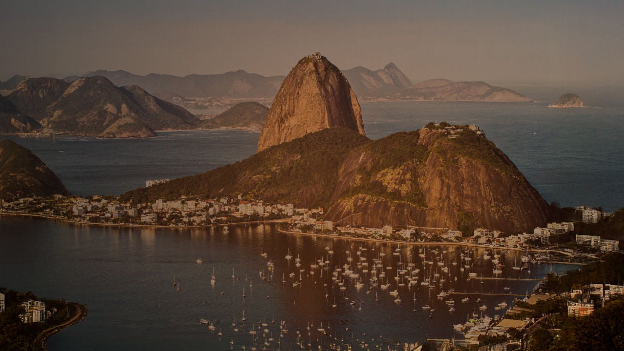 Una mujer toca una pared de imágenes de tarjetas translúcidas. 