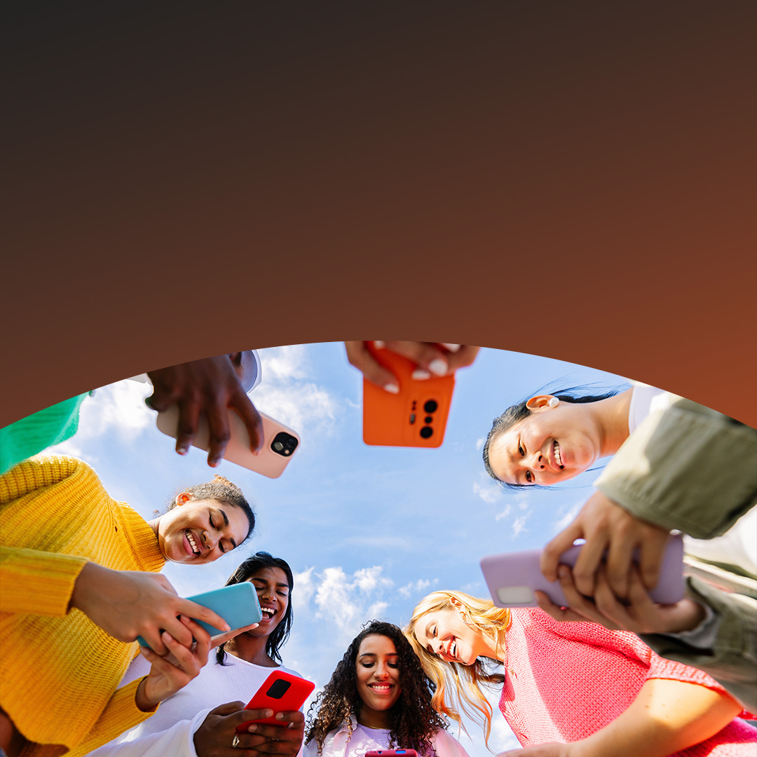 Vista de ángulo bajo de un grupo de mujeres de distintas culturas.