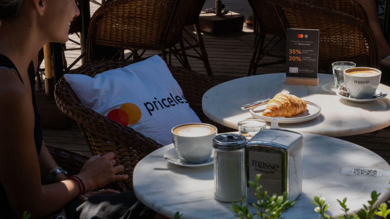 Personas disfrutando de un museo.