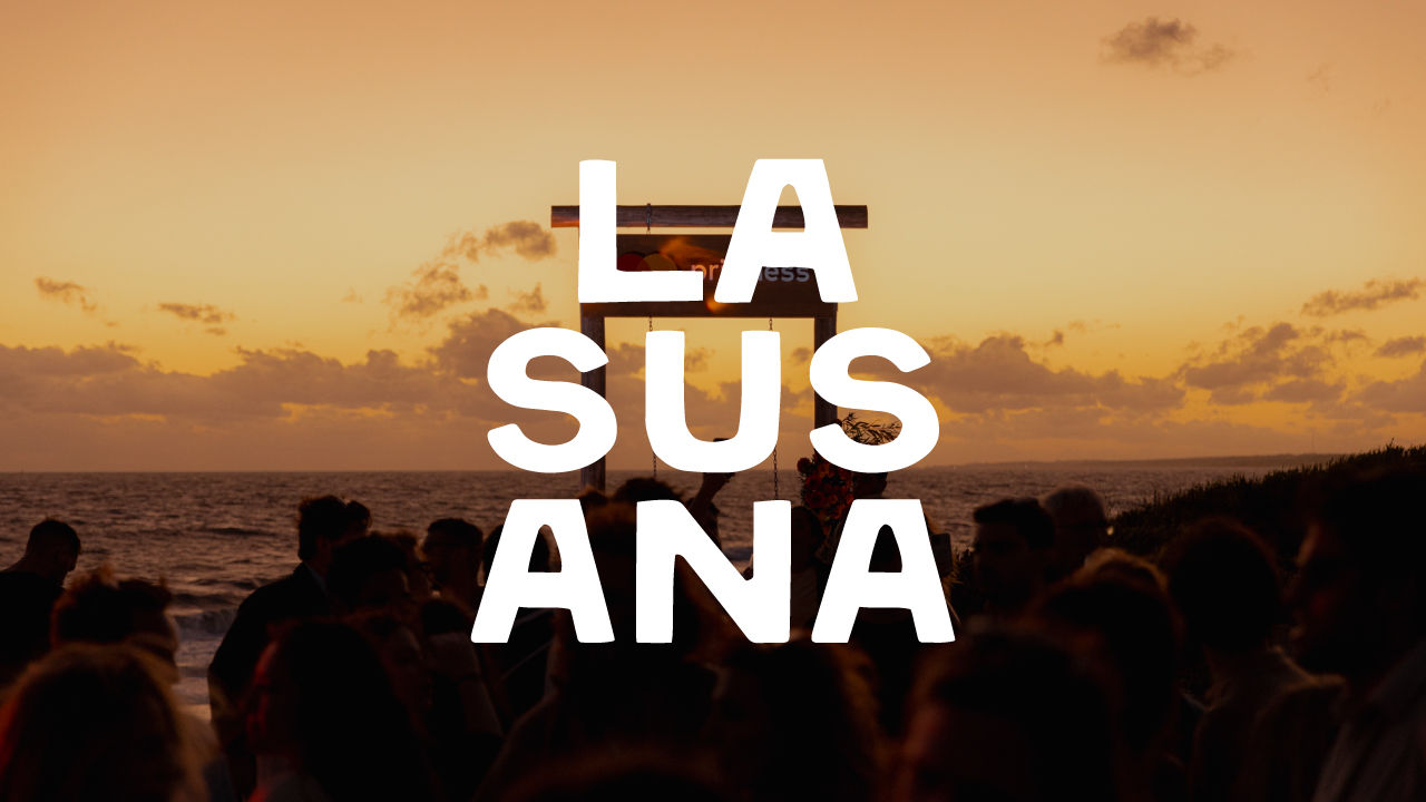 Personas disfrutando de un museo.