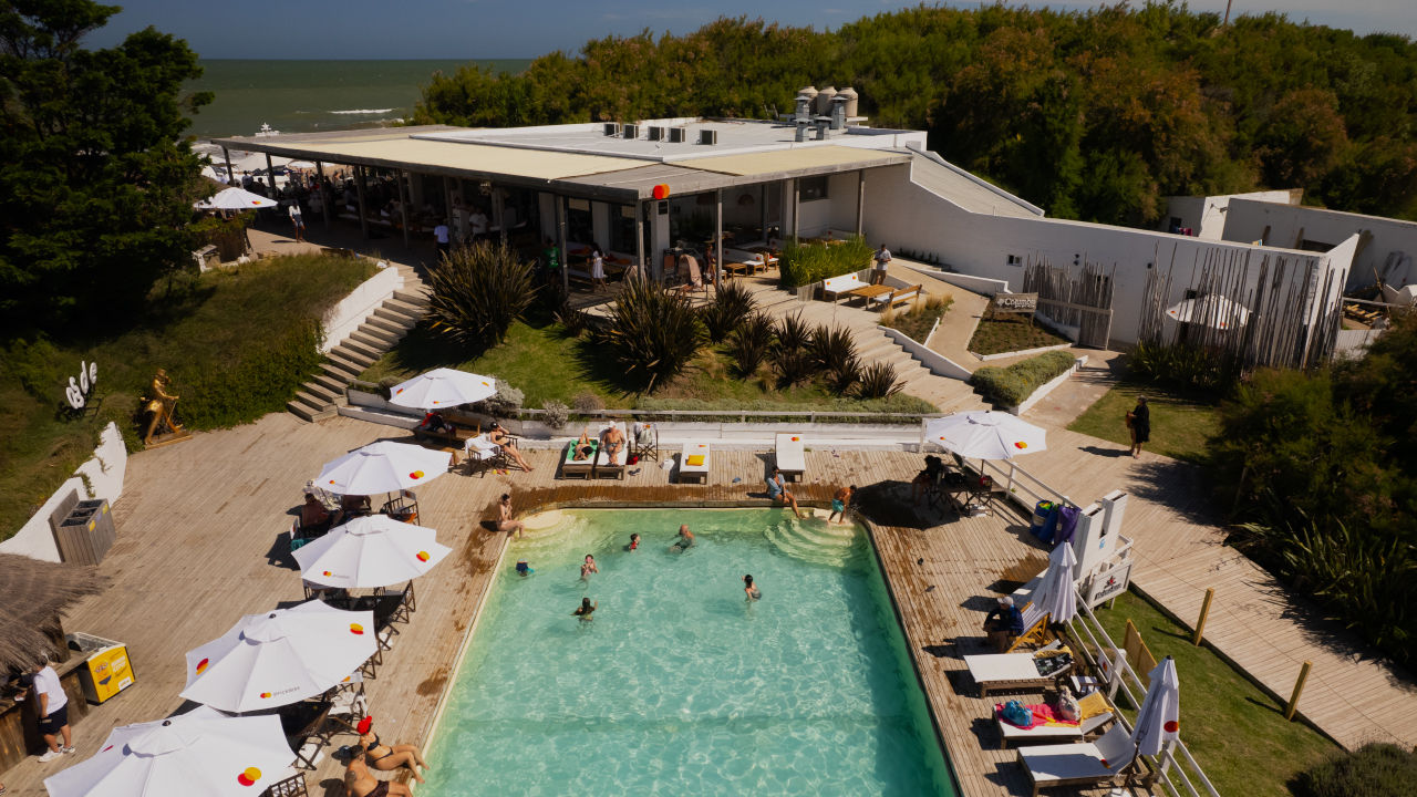 Personas disfrutando de un museo.