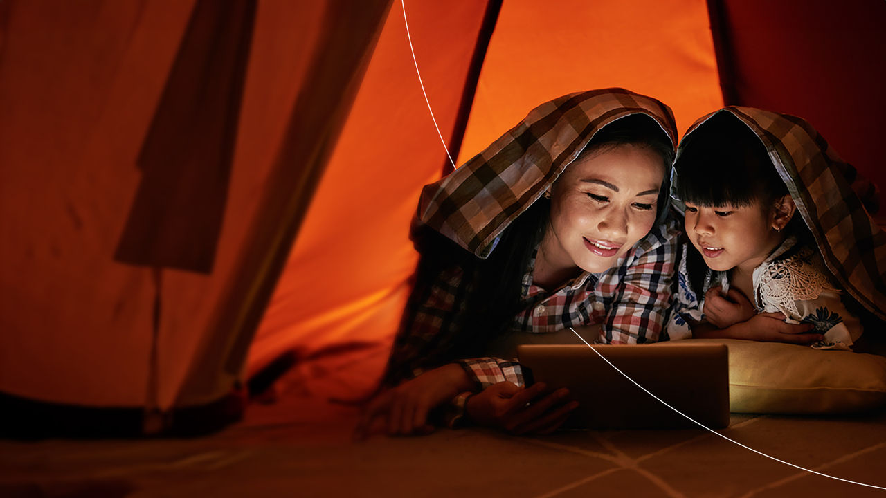 Mutter und Kind schauen auf den Laptop.