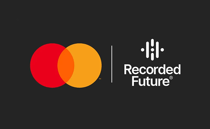 Logo von Mastercard neben dem Logo von Recorded Future auf einem dunklen Hintergrund.