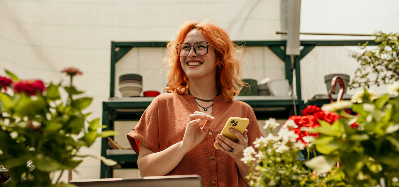 Telefon ilə birlikdə biznes qadını