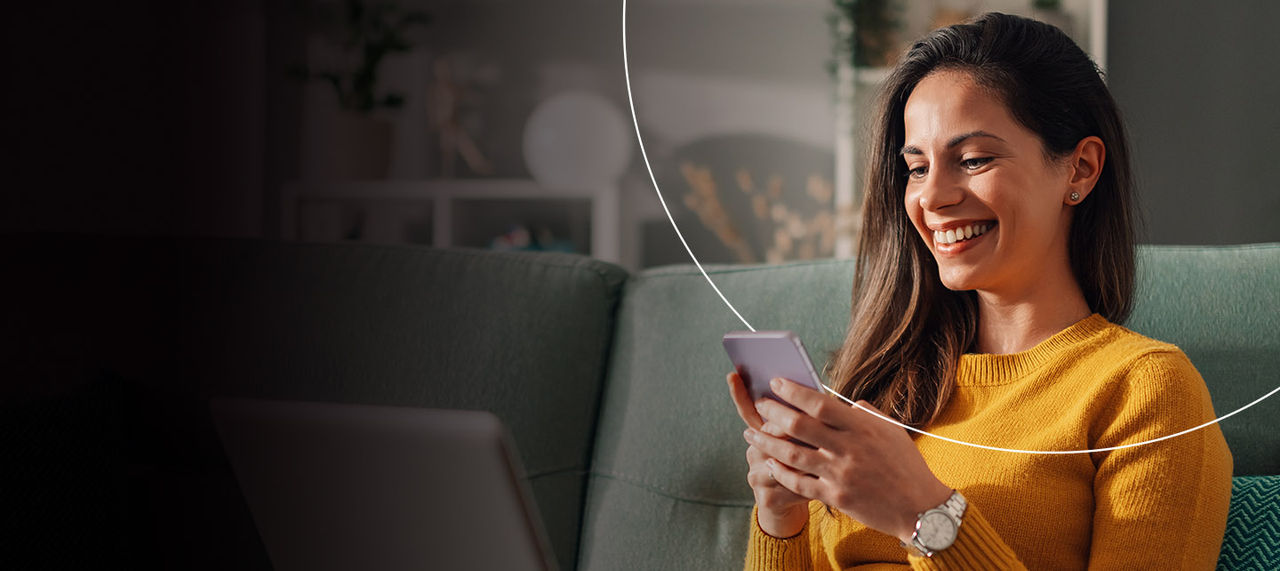 Mušterija u restoranu koristi laptop.