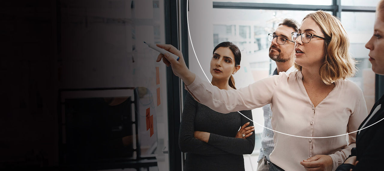 Tim u uredu radi na projektu.