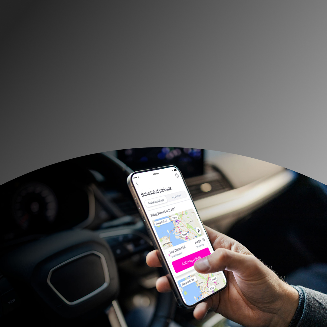 Sličica studije slučaja kompanije Lyft. Osoba koristi Lyft u automobili.
