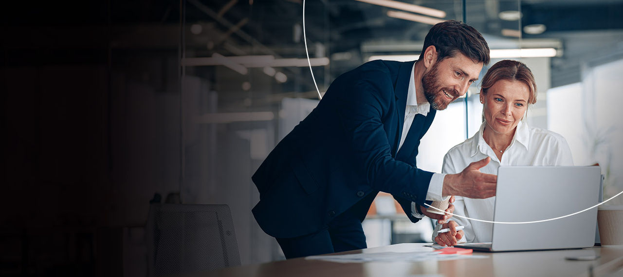 Dvije osobe vode razgovor u kancelarijskom okruženju, držeći tablet.