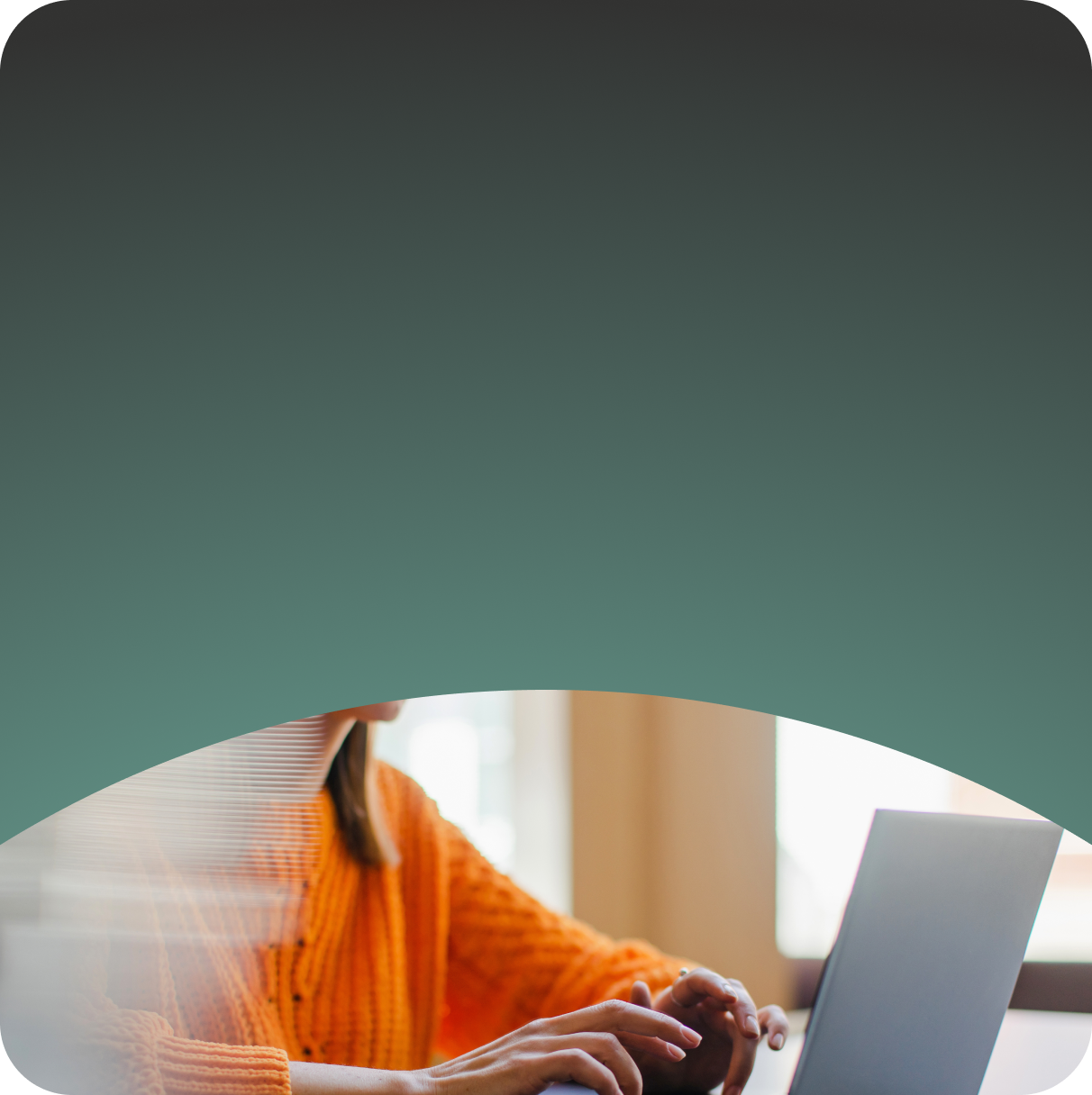 Žena je usredotočena na tipkanje na laptopu.