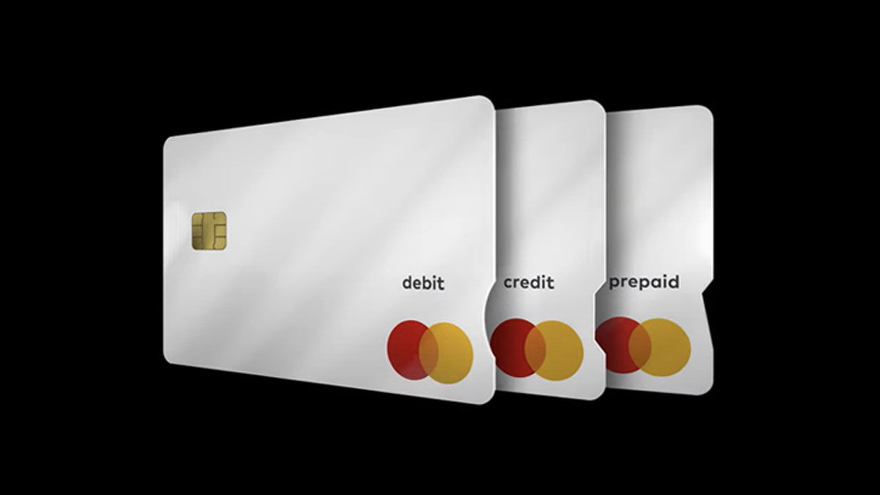 Tri Mastercard kartice s Touch Card urezom.