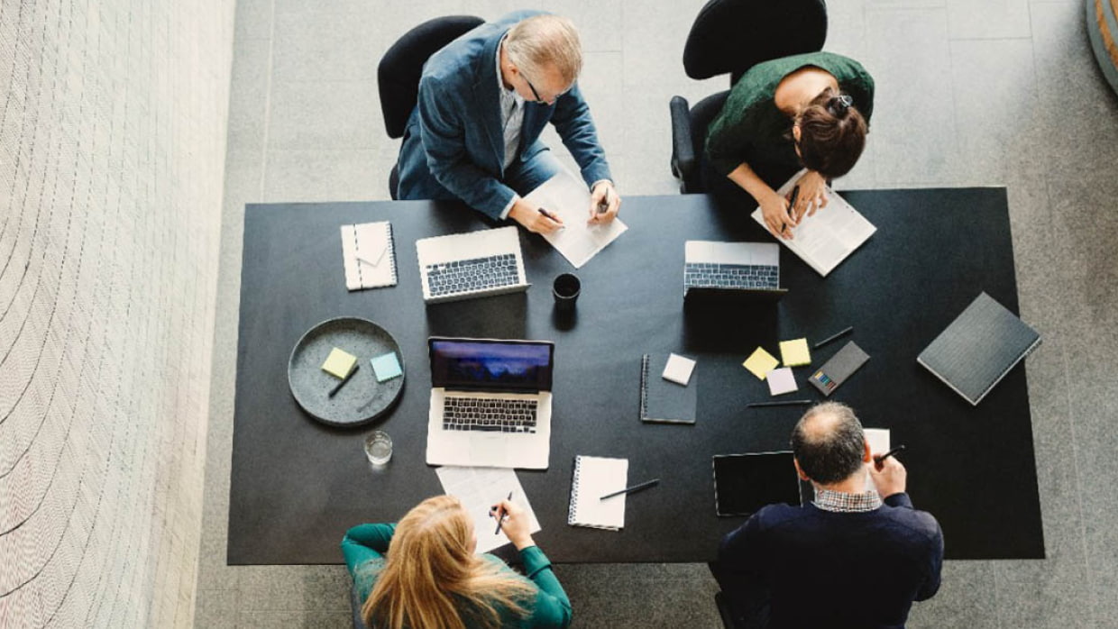 pogled odozgo na kancelarijske radnike