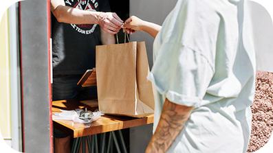 Client récupérant sa commande sur le trottoir.