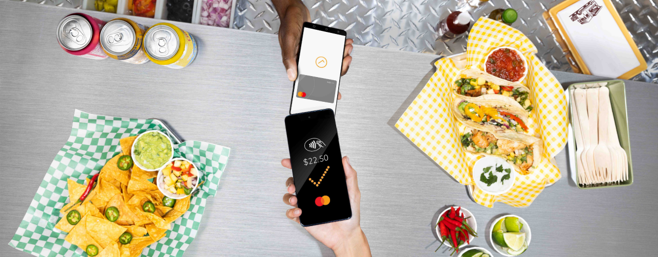 Propriétaire d'entreprise acceptant le paiement d'un client par téléphone mobile.