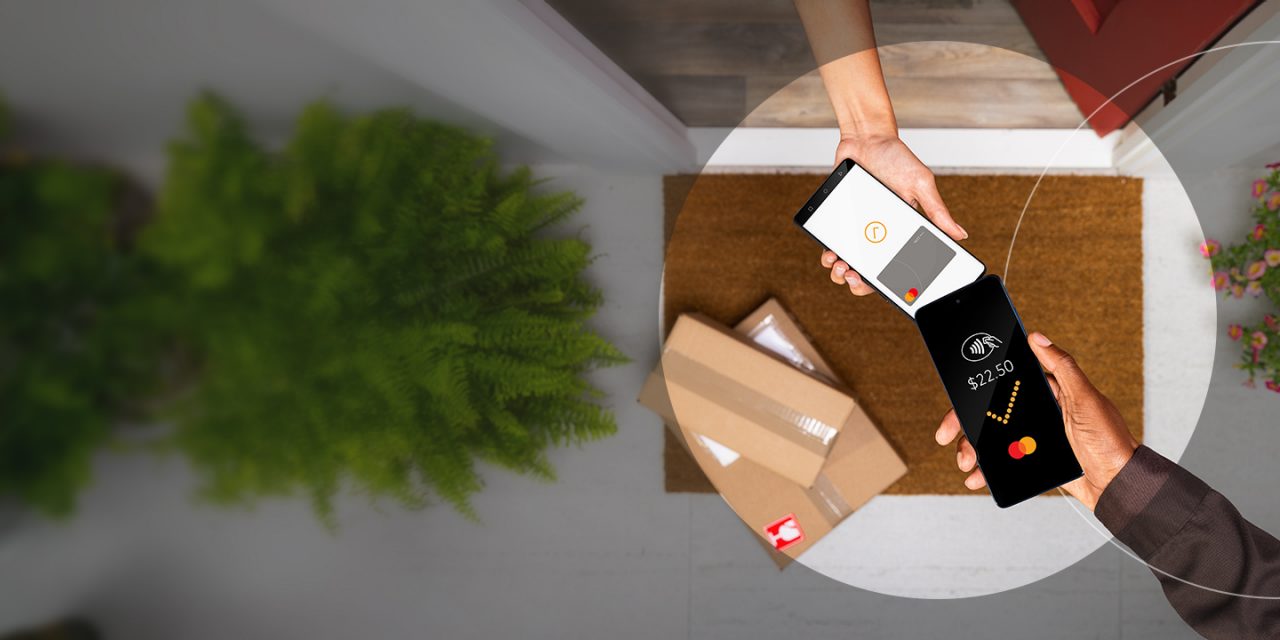 Propriétaire d'entreprise acceptant le paiement d'un client par téléphone portable