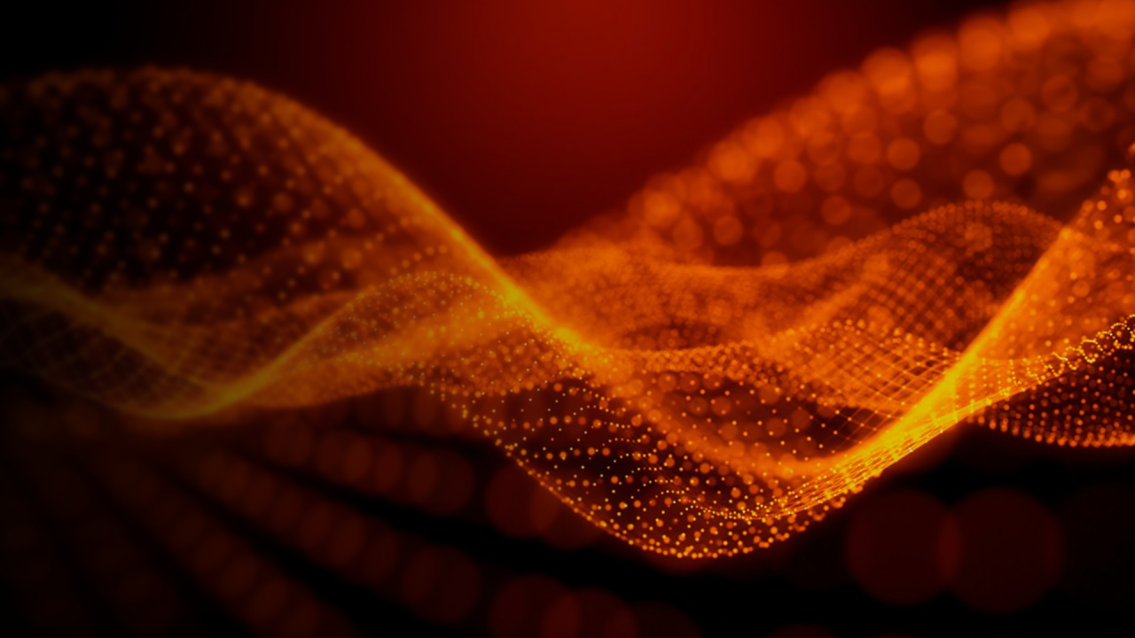 Femme tenant un stylo tout en regardant un ordinateur portable au bureau.