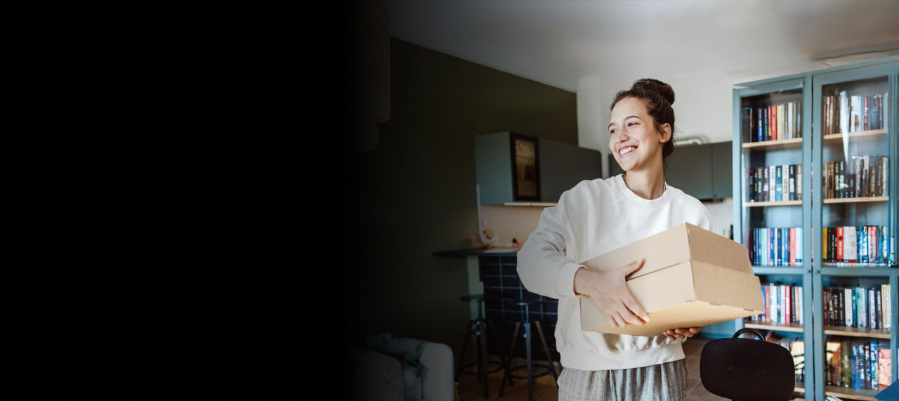 femme souriante tenant des boîtes en carton