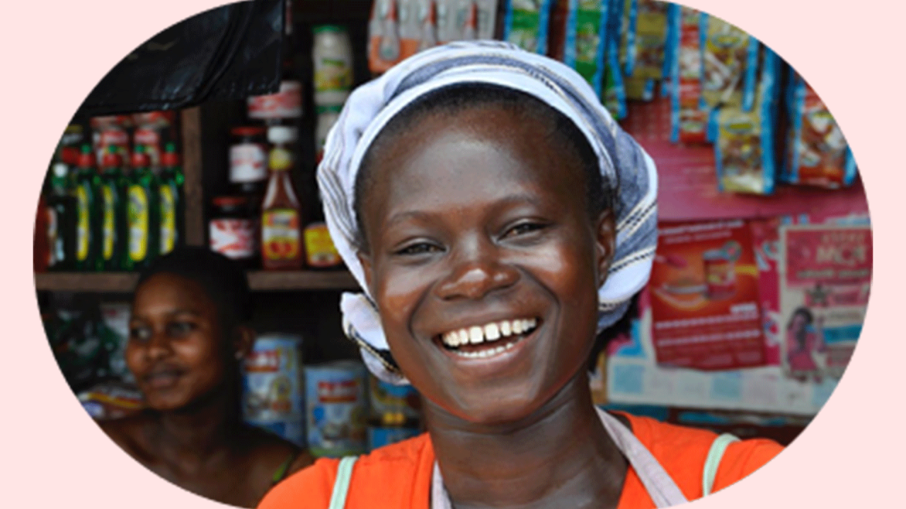 Femme africaine souriant radieusement