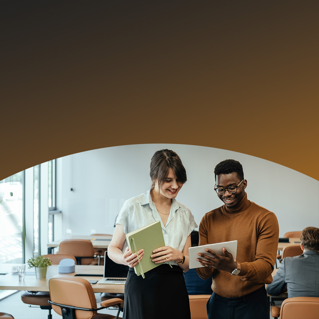 Twee collega's kijken naar een rapport.