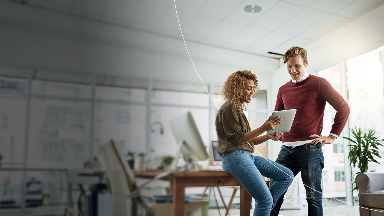 Twee collega's die een betalingsoplossing op een iPad beoordelen.