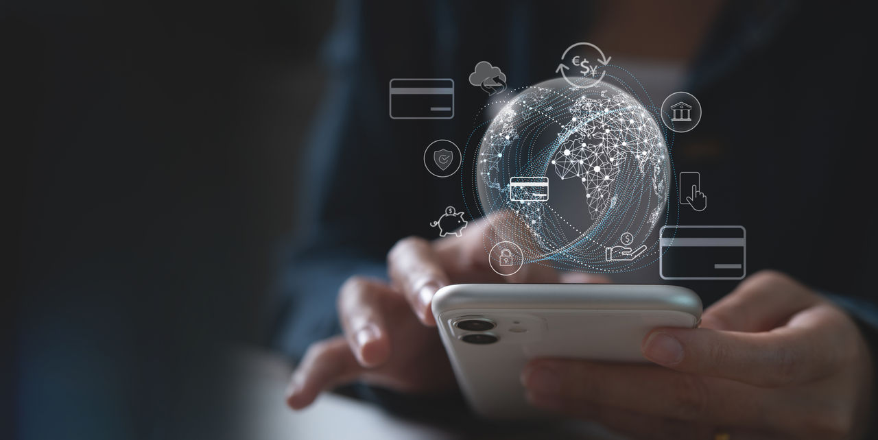 Holografische wereldbol met pictogrammen die een gemoderniseerd wereldwijd betalingsnetwerk en naadloze digitale transacties symboliseren.