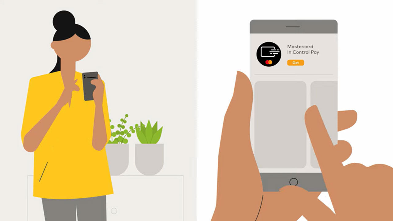 Een vrouw houdt een smartphone in de hand en toont de ingezoomde weergave in een ander deel.