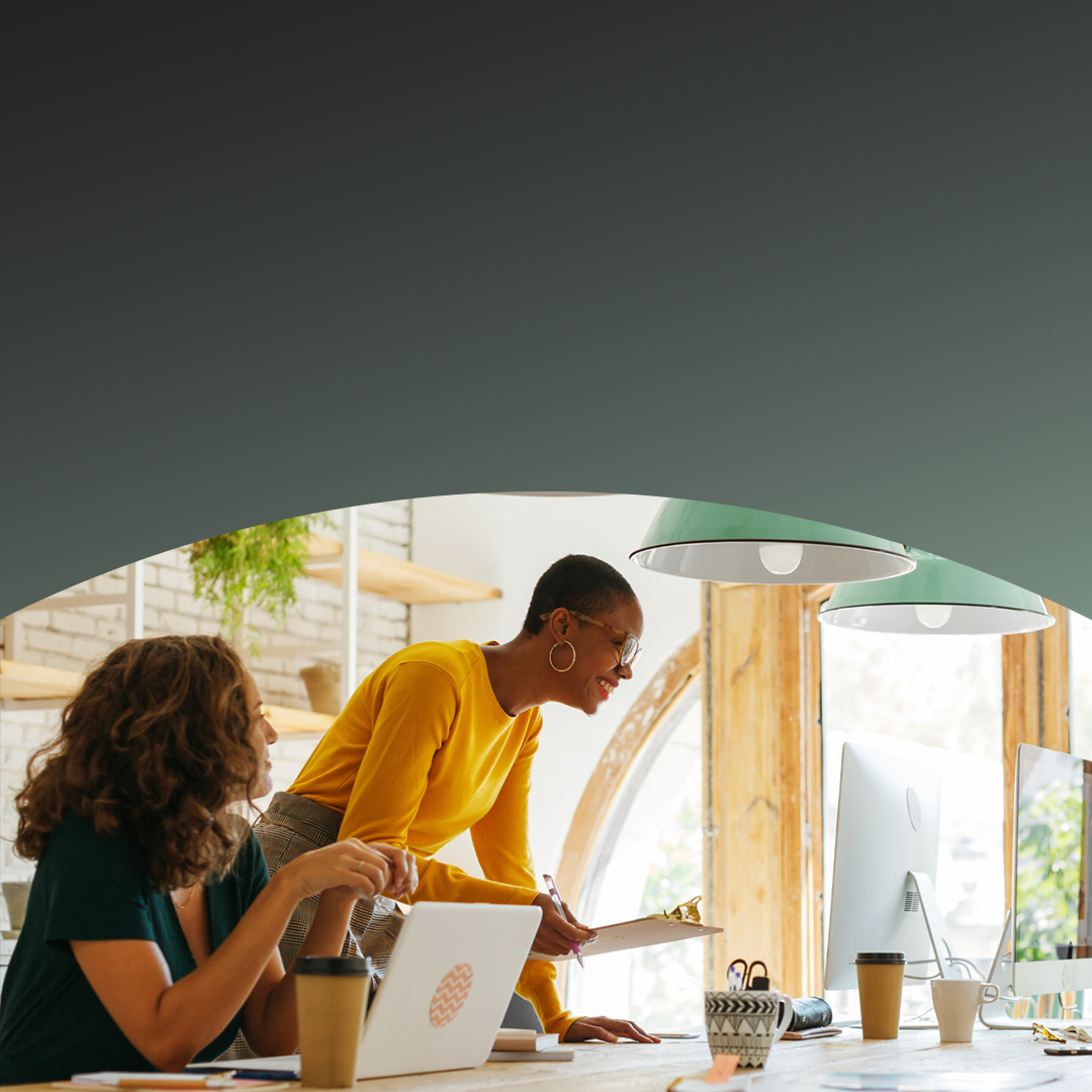 Drie collega's die samenwerken aan een bureau. 