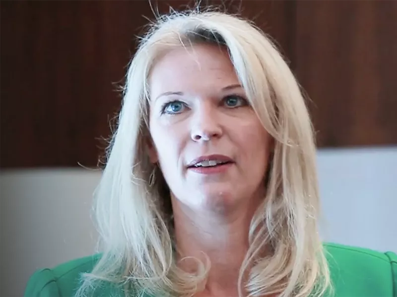 Professionele vrouw met blond haar.