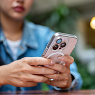 Mulher enviando mensagem no celular.