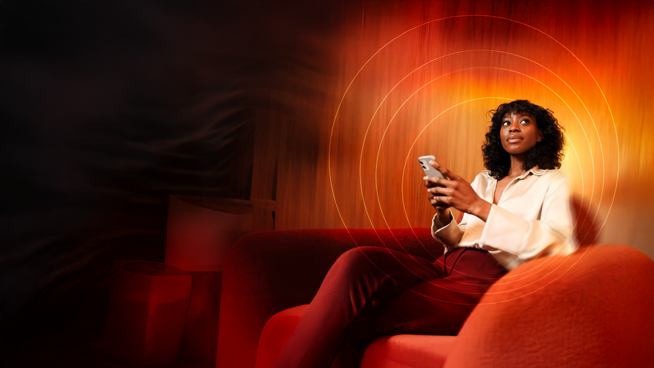 Une femme sur son téléphone.