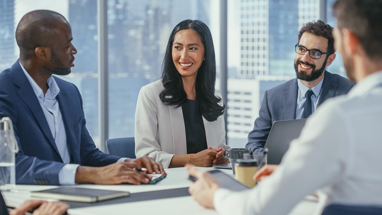 Collègues autour d’une table de conférence.