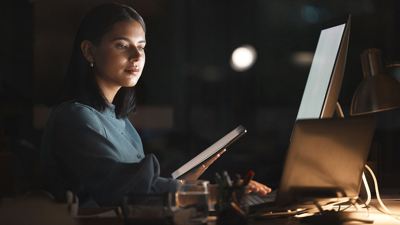 Femme qui travaille sur une base de données sur une tablette.