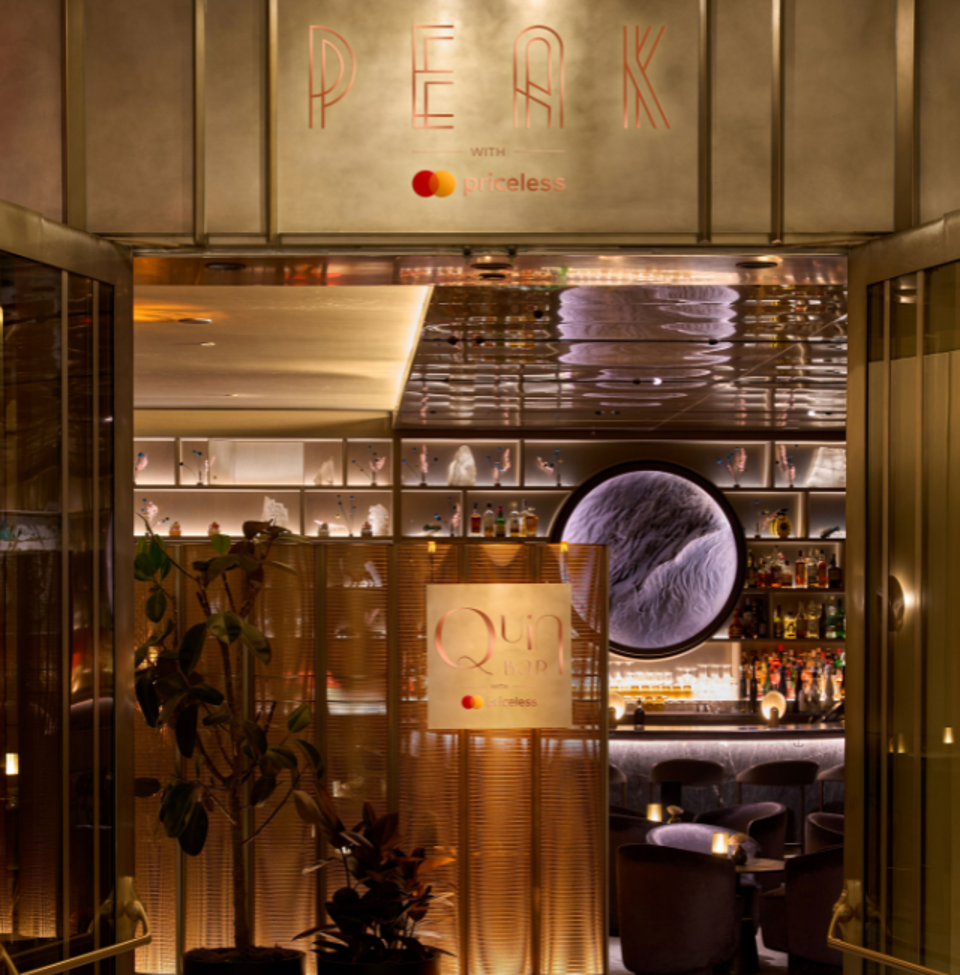 Un aperçu de l'entrée du Quin Bar avec Priceless à Hudson Yards