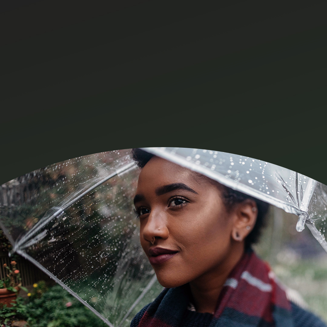 Mujer sosteniendo un paraguas bajo la lluvia. 