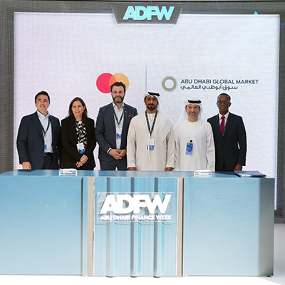 Grupo de personas de pie en ADFW.