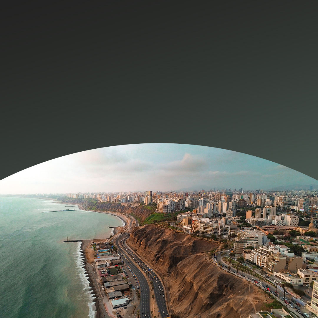 Vista lejana de la ciudad costera.