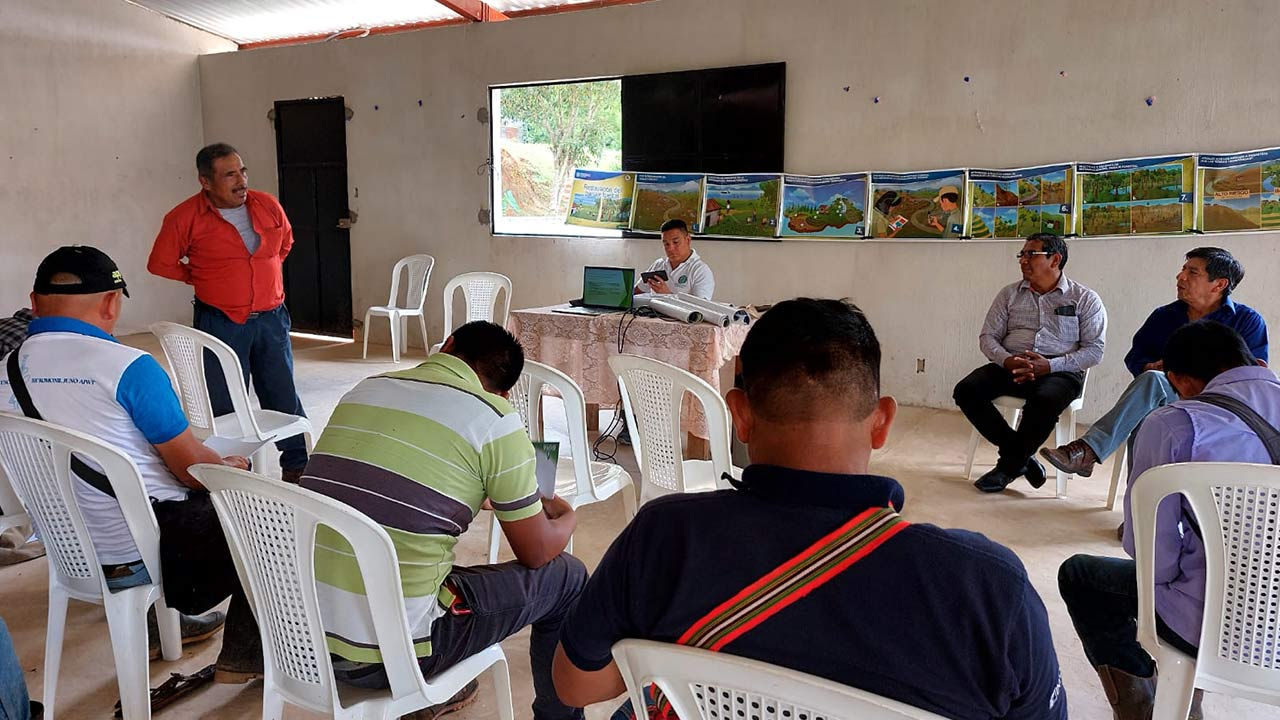 Un grupo de personas conversando.  