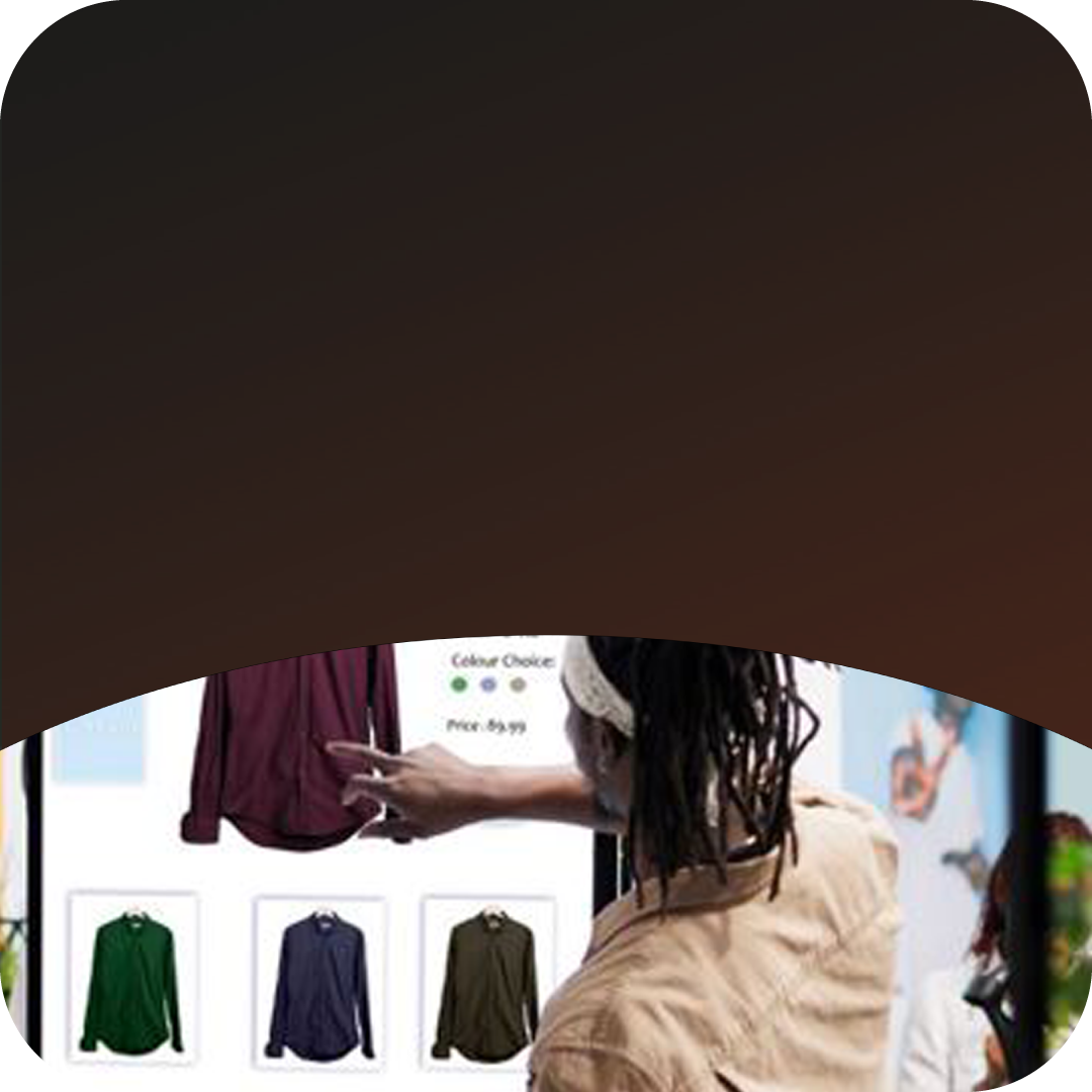 Persona comprando ropa en un muro de compras de quiosco.