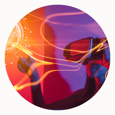 Una mujer con anteojos de realidad virtual sobre un fondo abstracto morado y rojo.