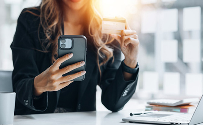 Frau mit schwarzem Handy im Büro
