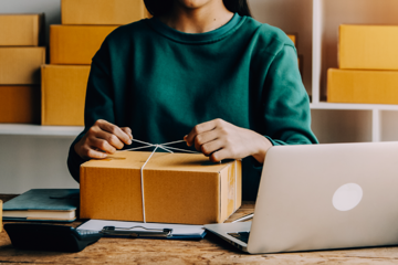 Frau verpackt Geschenk