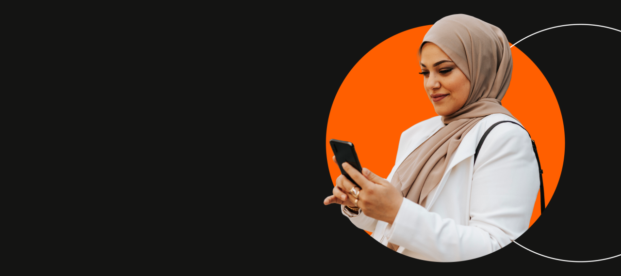 Frau aus dem Nahen Osten schaut auf das Handy im orangen Kreis