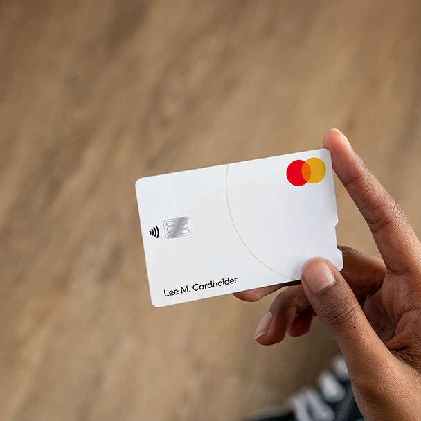 Hand, die eine Touch Card hält.