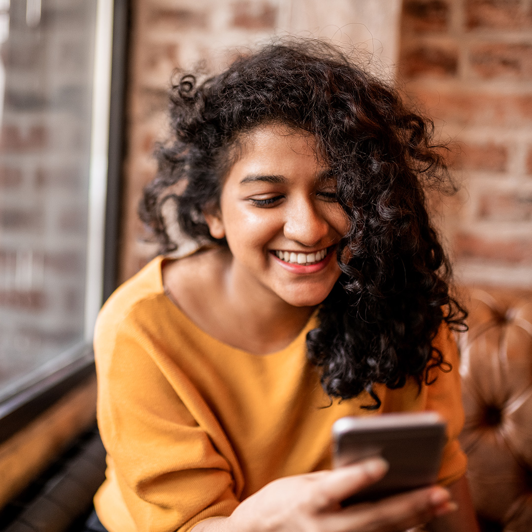 femme tenant une robe jaune