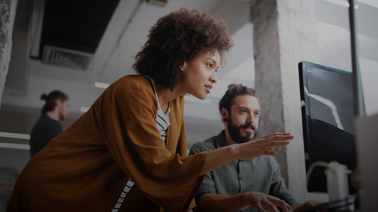 Deux programmeurs collaborent devant un ordinateur. 